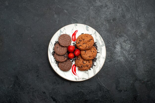 Vista superior deliciosos biscoitos de chocolate para chá dentro do prato