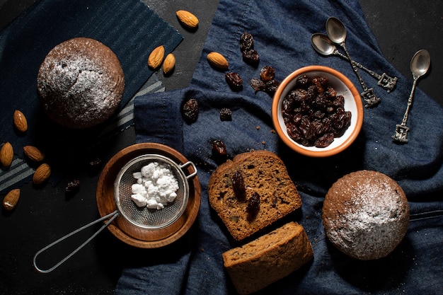 Vista superior deliciosos bolinhos e ingredientes