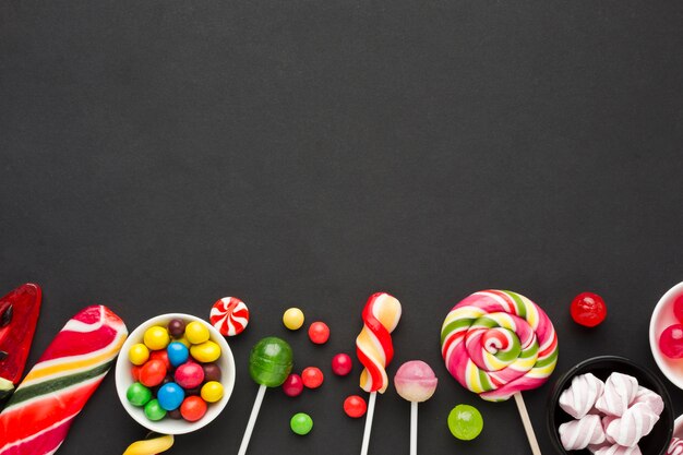 Foto grátis vista superior deliciosos doces na mesa preta