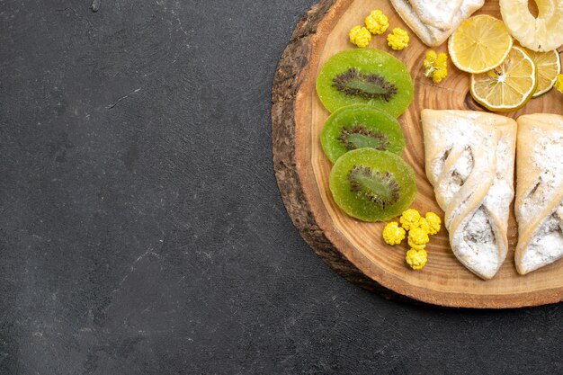 Vista superior deliciosos pastéis com fatias de frutas secas em bolo doce com passas secas de frutas secas