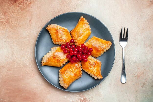 Vista superior deliciosos pastéis doces com frutas vermelhas em torta de massa doce