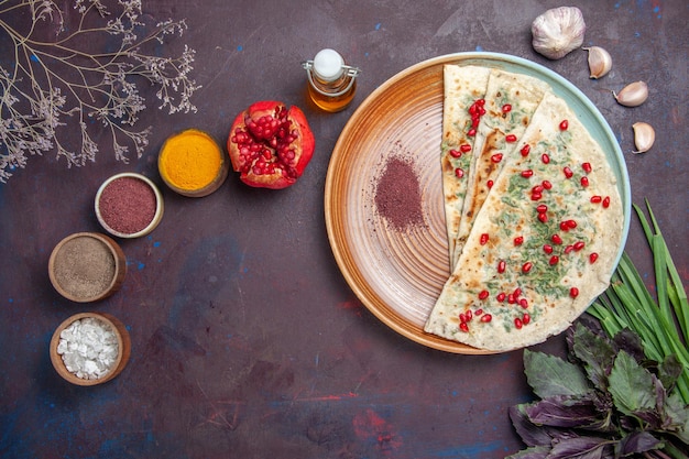 Vista superior deliciosos pedaços de massa cozida com verduras na superfície escura do prato de jantar para cozinhar a refeição de massa