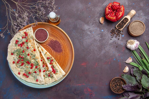 Vista superior deliciosos pedaços de massa cozida com verduras na superfície escura prato de gordura calórica cozinhando farinha de massa