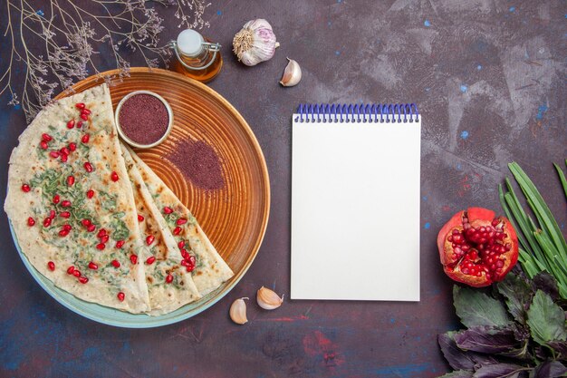 Vista superior deliciosos pedaços de massa cozida com verduras no prato escuro da mesa para cozinhar a refeição da massa