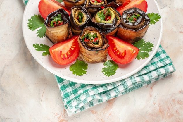 Vista superior deliciosos rolos de berinjela com tomates e verduras