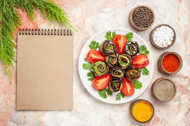 Vista superior deliciosos rolos de berinjela com verduras e tomates