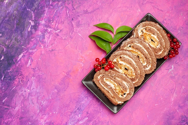 Vista superior deliciosos rolos de biscoito em fundo rosa