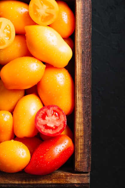 Vista superior deliciosos tomates em uma cesta