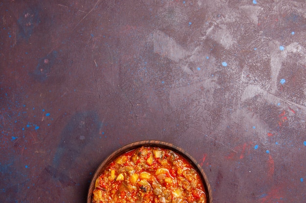 Vista superior deliciosos vegetais cozidos fatiados com molho no fundo escuro comida molho sopa refeição vegetais