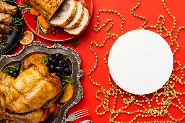 Vista superior do arranjo de comida de Natal com cartão redondo vazio