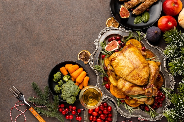 Vista superior do arranjo de comida festiva de Natal com espaço de cópia