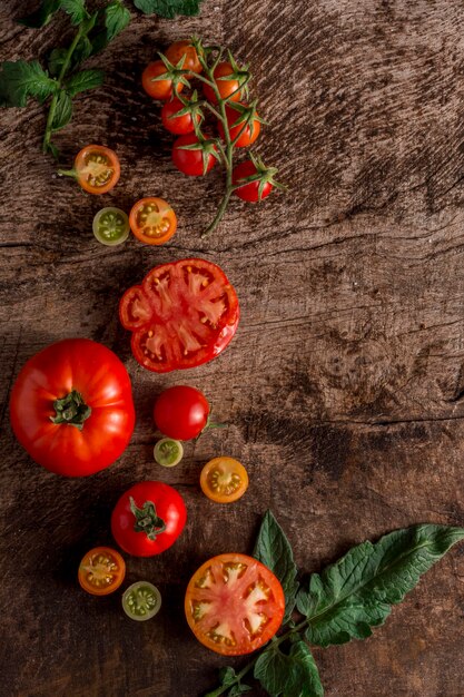 Vista superior do arranjo de tomates saborosos