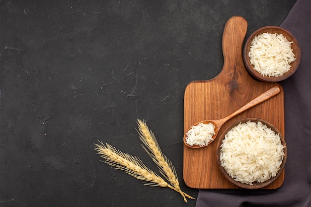 Foto grátis vista superior do arroz cozido dentro de pratos no espaço escuro