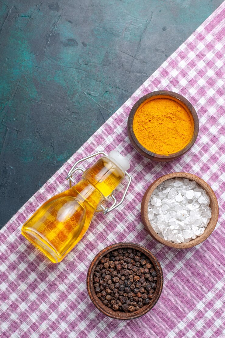 Foto grátis vista superior do azeite de oliva com diferentes temperos em uma superfície azul escuro ingrediente produto foto