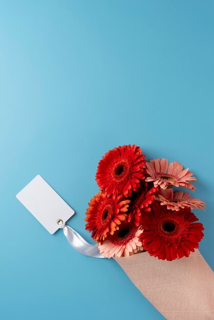 Vista superior do buquê de flores com cartão em branco