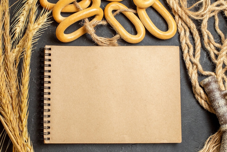 Foto grátis vista superior do caderno aberto e diferentes alimentos