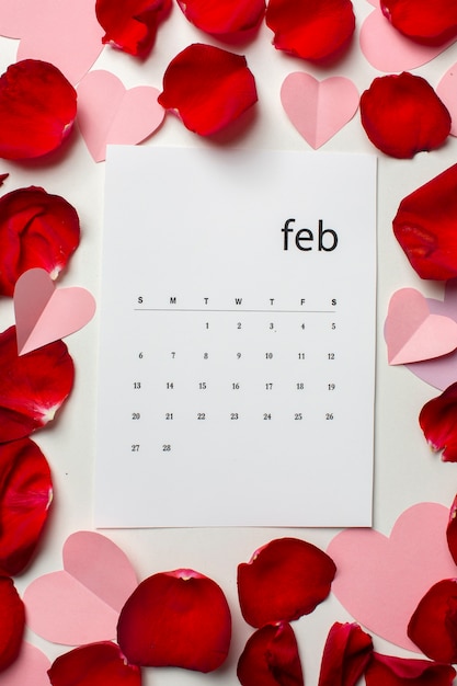 Vista superior do calendário de fevereiro e pétalas
