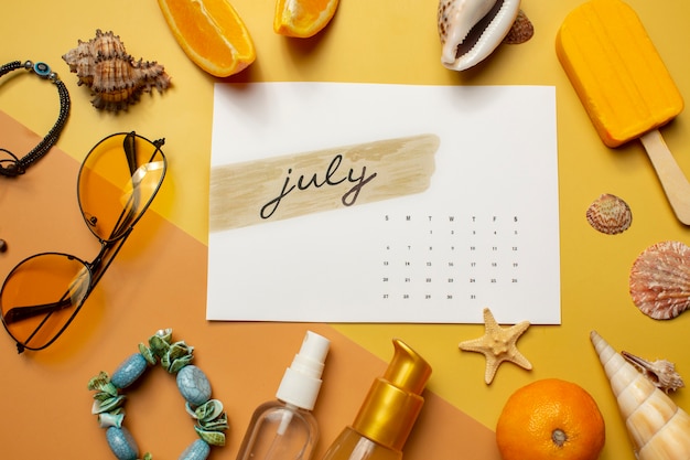 Vista superior do calendário de julho e arranjo de itens