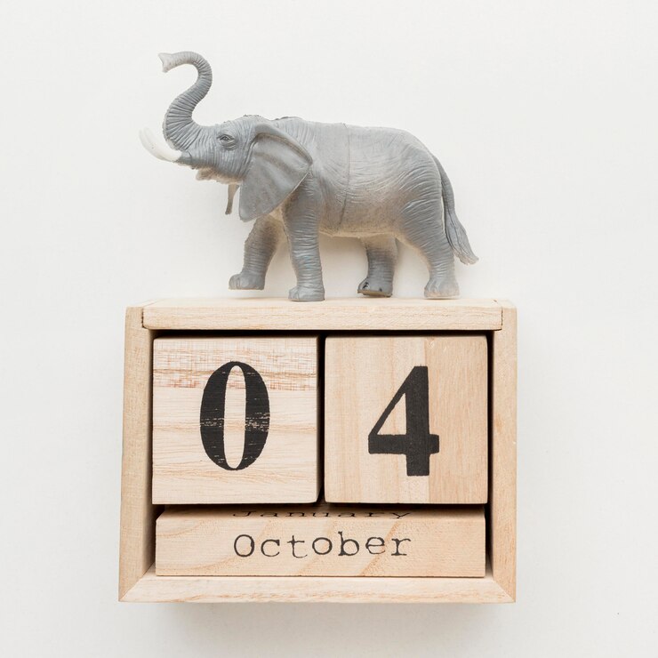 Foto grátis vista superior do calendário de madeira com estatueta de elefante para o dia do animal