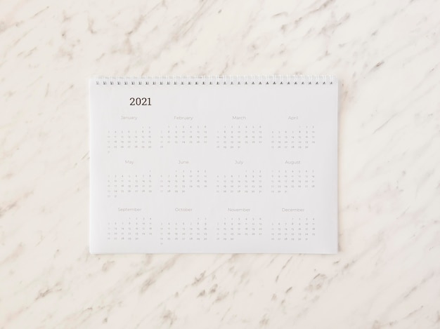 Foto grátis vista superior do calendário de mesa em mármore