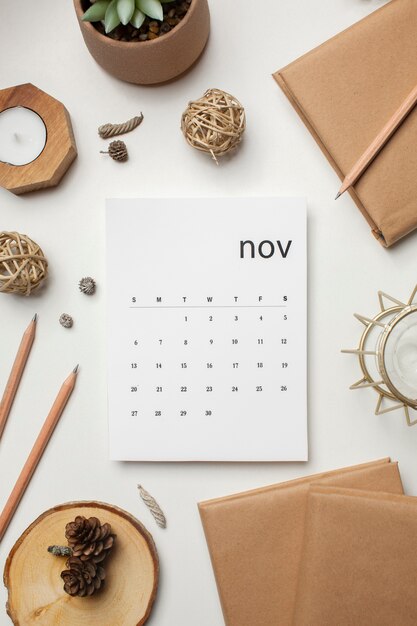 Vista superior do calendário e livros de novembro