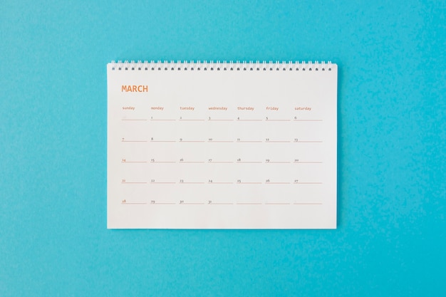 Vista superior do calendário minimalista de papelaria