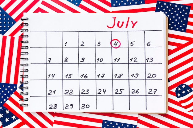 Vista superior do calendário para o mês de julho com bandeiras americanas