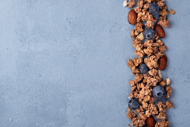 Foto grátis vista superior do cereal de café da manhã com mirtilos e cópia espaço