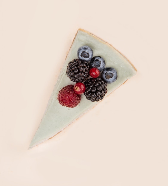 Vista superior do cheesecake azul com frutas diferentes