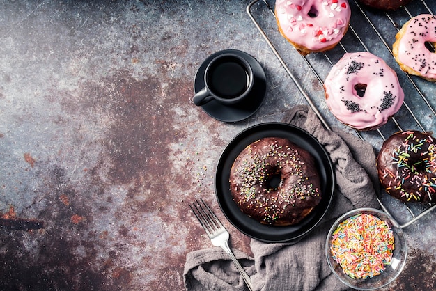 Vista superior do conceito de deliciosos donuts