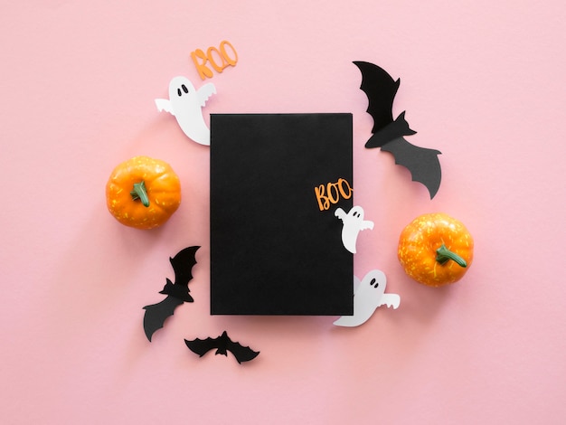 Foto grátis vista superior do conceito de halloween com abóboras e morcegos