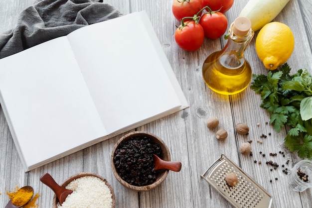 Foto grátis vista superior do conceito de natureza morta do livro de receitas