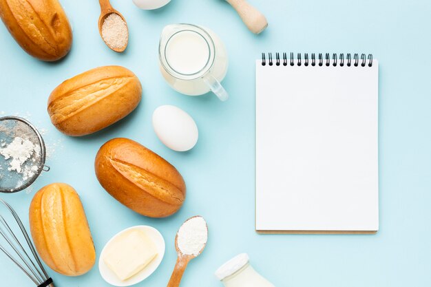 Foto grátis vista superior do conceito de pão delicioso com espaço de cópia