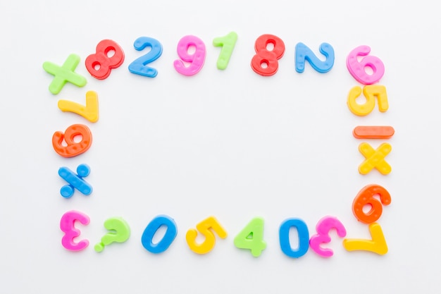 Foto grátis vista superior do conceito de quadro de números coloridos