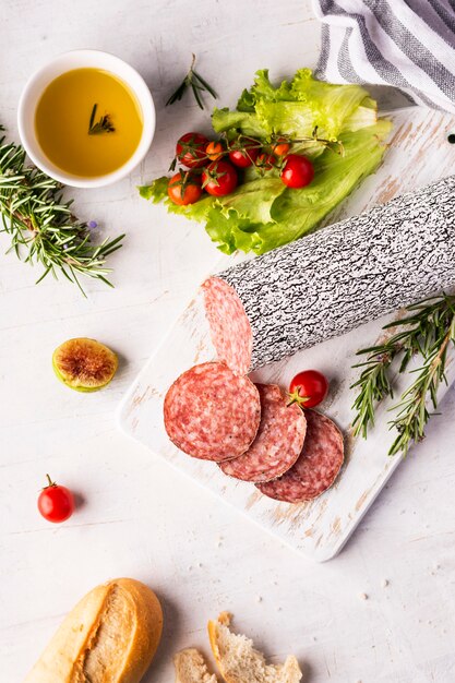 Vista superior do conceito de salame delicioso