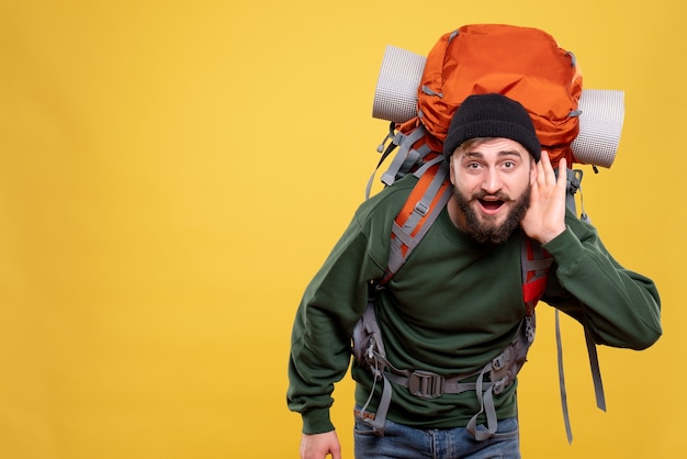 Vista superior do conceito de viagem com o jovem com pack pack ouvindo as últimas fofocas