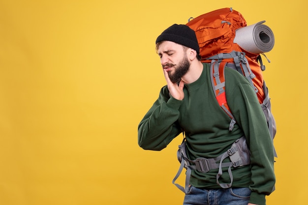 Vista superior do conceito de viagens com um jovem problemático com uma mochila sofrendo de dor de dente