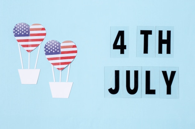 Vista superior do dia da independência decorações com corações e letras de 4 de julho
