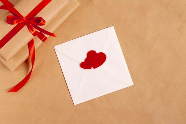 Vista superior do envelope com presentes para dia dos namorados