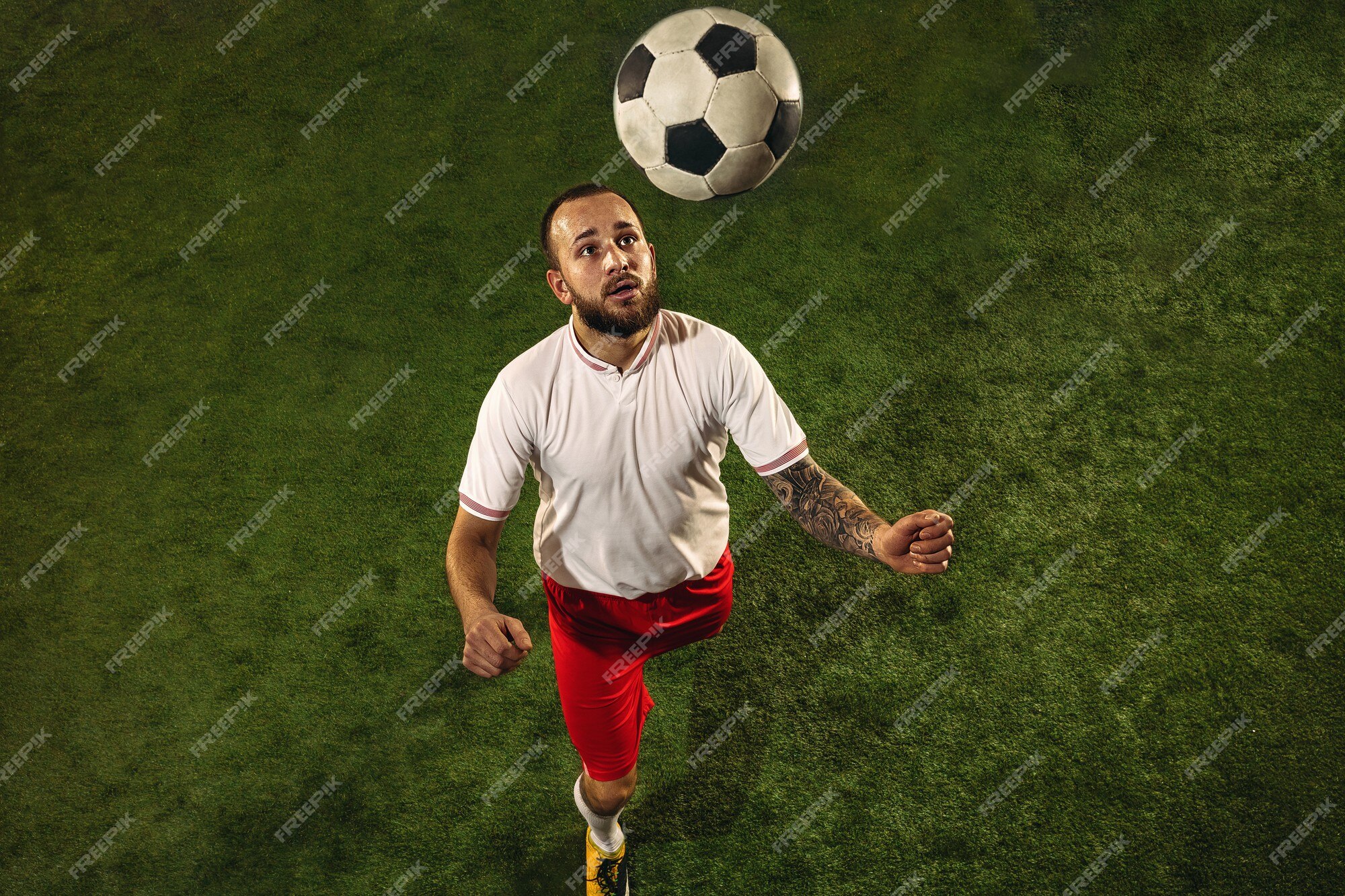 Homens Jogando Futebol No Campo De Grama Verde · Foto profissional gratuita