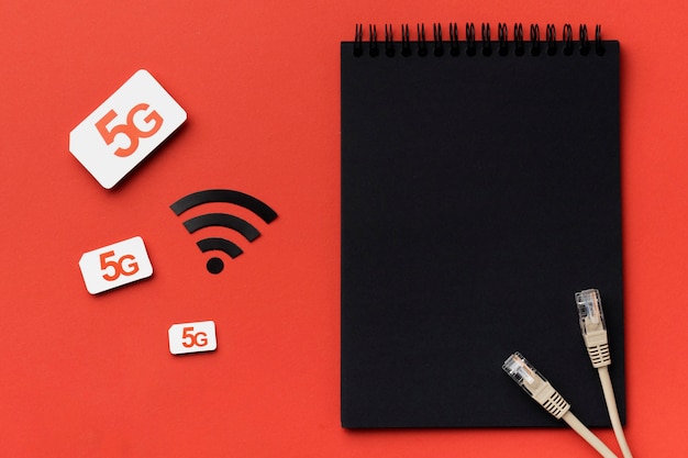 Vista superior do notebook com cartão sim e cabos ethernet