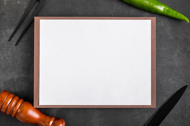 Vista superior do papel de menu em branco com garfo e pimenta