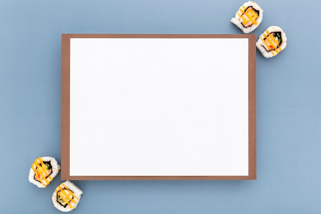 Foto grátis vista superior do papel de menu em branco com sushi