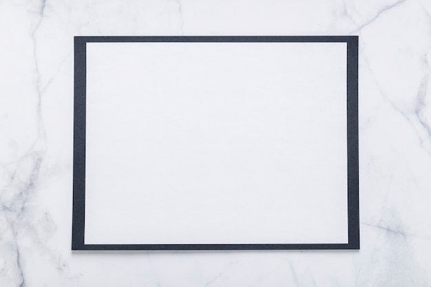 Vista superior do papel de menu em branco na superfície de mármore