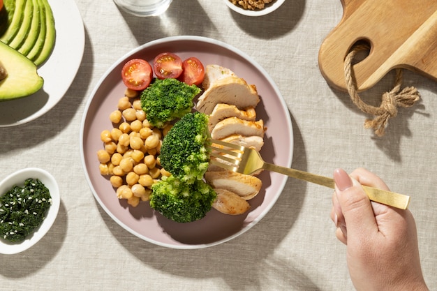 Foto grátis vista superior do prato com comida de dieta ceto e espinafre
