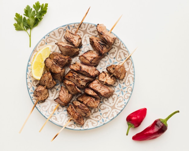 Foto grátis vista superior do prato com delicioso kebab e pimenta