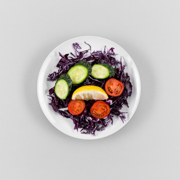 Foto grátis vista superior do prato com repolho e tomate