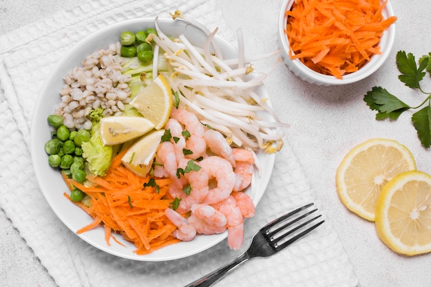 Vista superior do prato de camarão e legumes