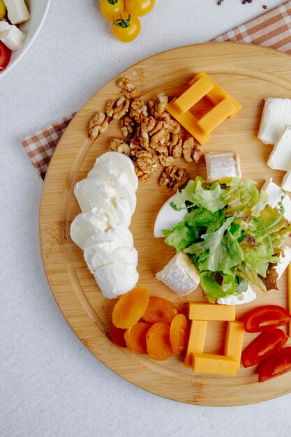 Vista superior do prato de queijo com nozes em uma mesa