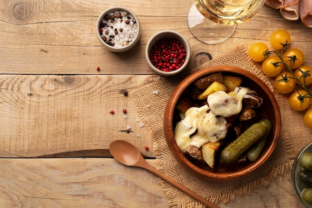 Vista superior do prato raclette com ingredientes e comida deliciosa
